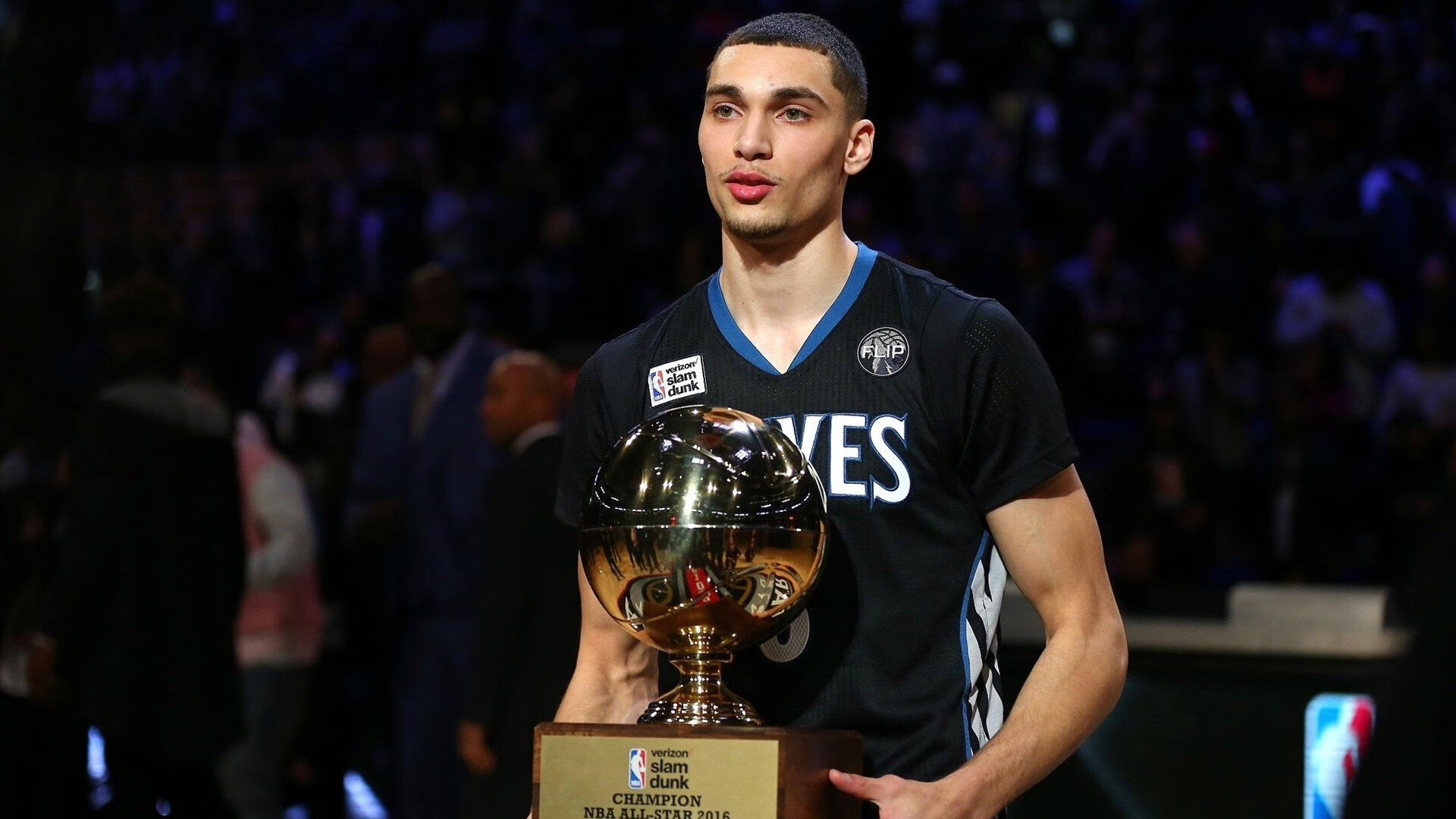 “东桃花岛缆绳滑水赛：水面上的速度与技术比拼”